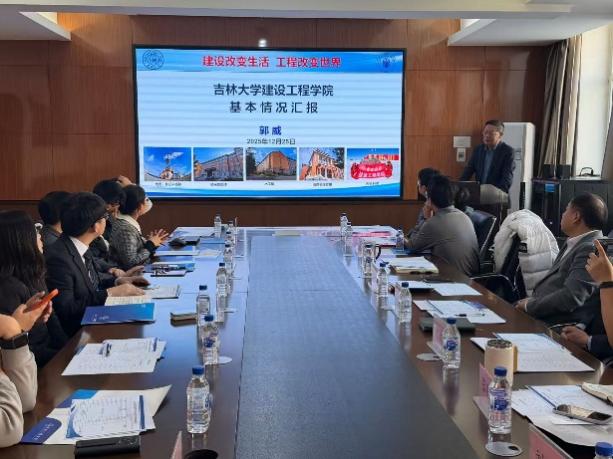 会议室里的人们AI 生成的内容可能不正确。